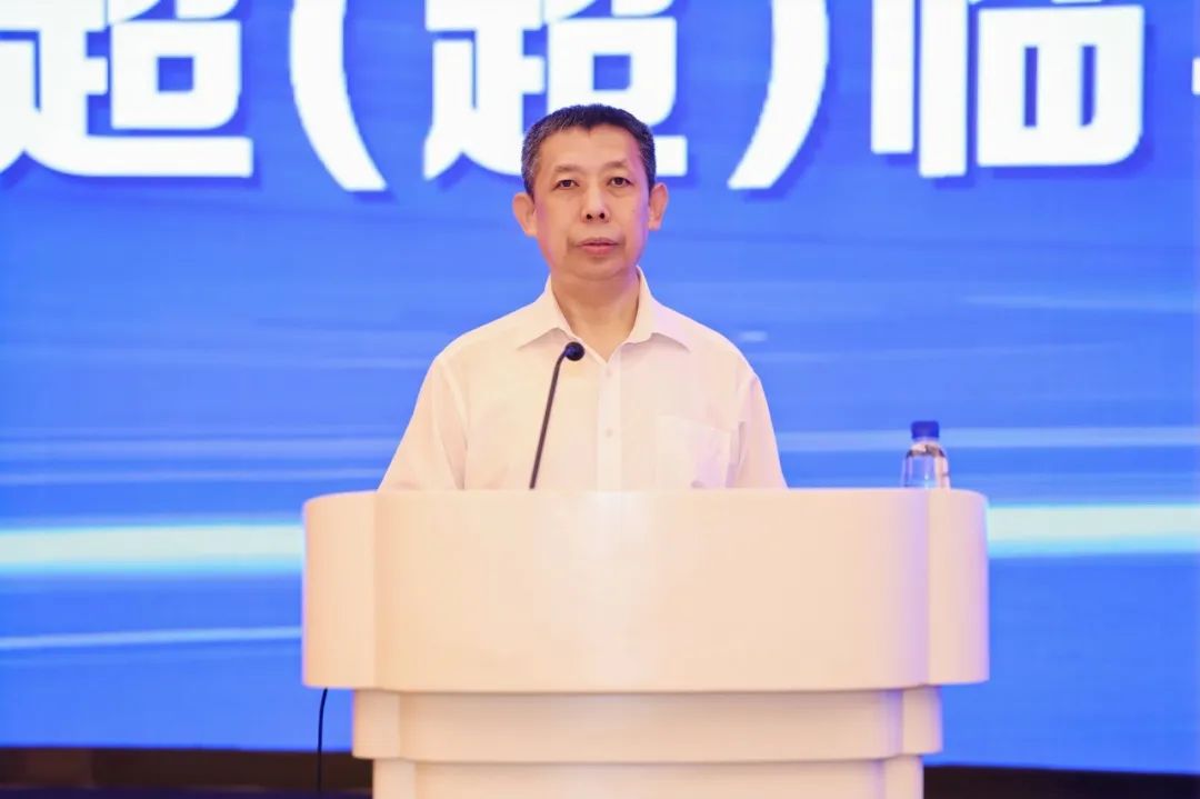  哈电阀门党委书记、董事长谢敬东主持会议。