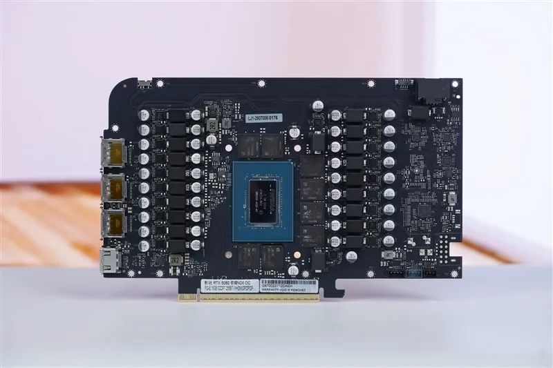 竟比公版强了6%！影驰RTX 5080星曜NOX OC评测：能自由更换上盖与背板