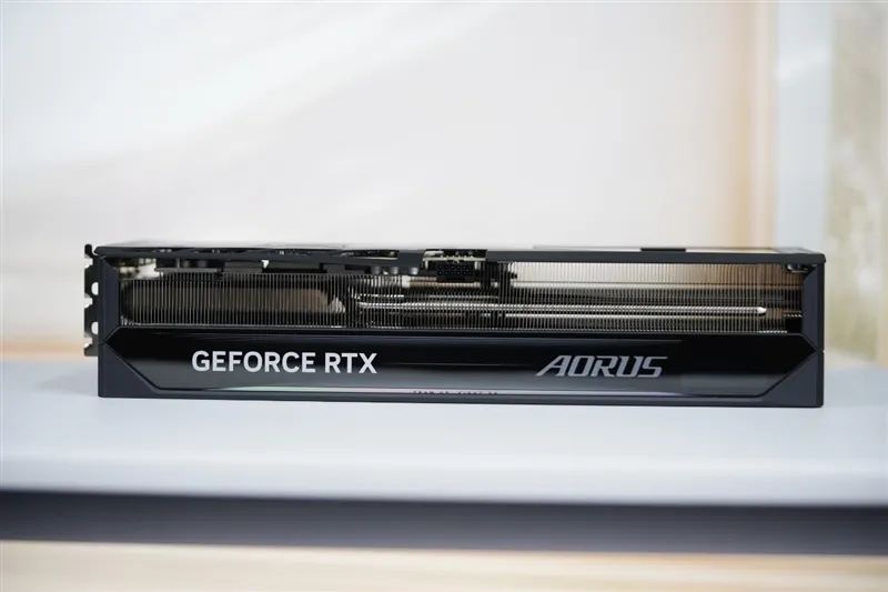 技嘉RTX 5080超级雕显卡评测：外挂风扇强化散热 四风扇烤机仅60度