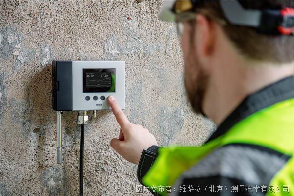 HMT370EX_on_the_wall_and_an_engineer_RGB_300dpi_0700.jpg