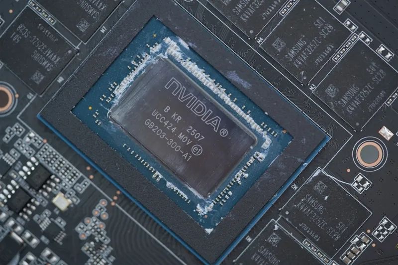 索泰RTX 5070 Ti天启显卡评测：启世之环再进化 豪华八热管旗舰级体验