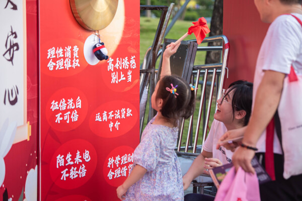 广大市民踊跃参与微众银行现场趣味互动活动