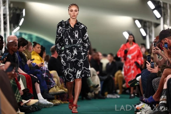 深度 | 2010 回潮，Burberry 作证