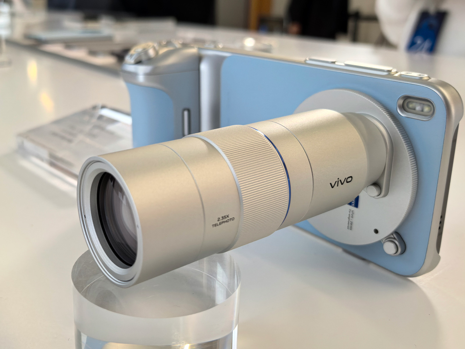 vivo X300系列持续引领2亿像素影像，蓝厂干了件很酷的事