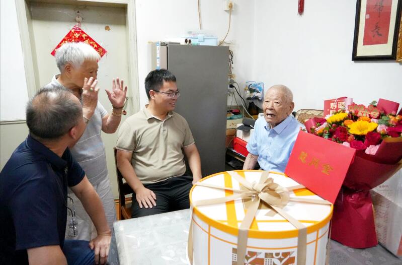 中核苏阀为百岁离休干部祝寿