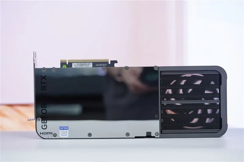 竟比公版强了6%！影驰RTX 5080星曜NOX OC评测：能自由更换上盖与背板