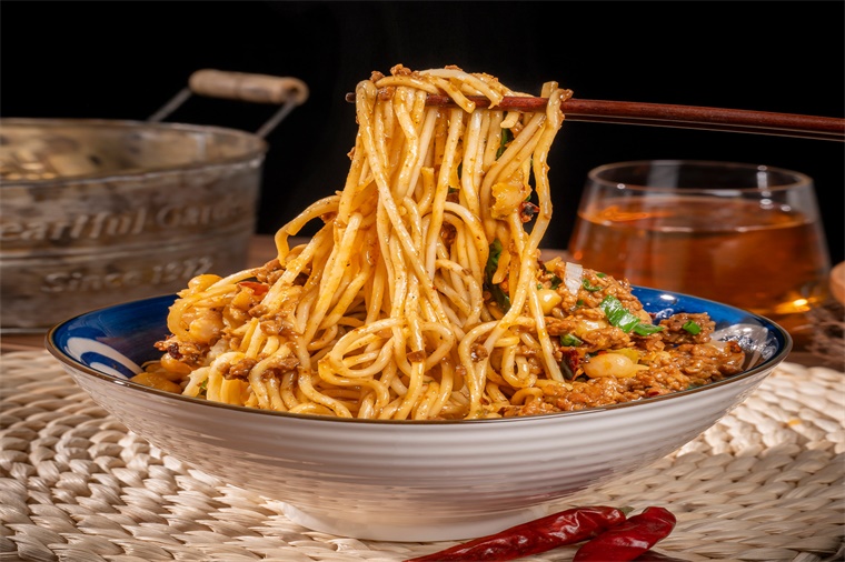 贾国龙改卖老家砂锅焖面