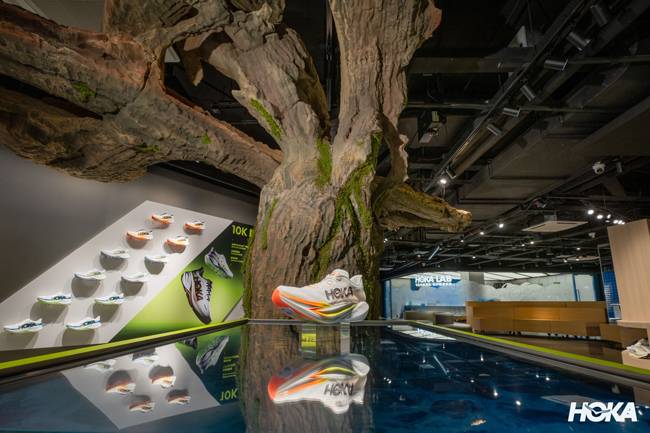 上海新天地HOKA全球品牌体验中心焕新升级，新晋代言人侯明昊亮相 