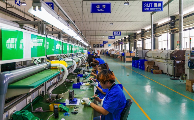 苹果死守中国是因为廉价劳动力？库克：在美国凑不齐的模具工程师，中国一个省能填满几个足球场
