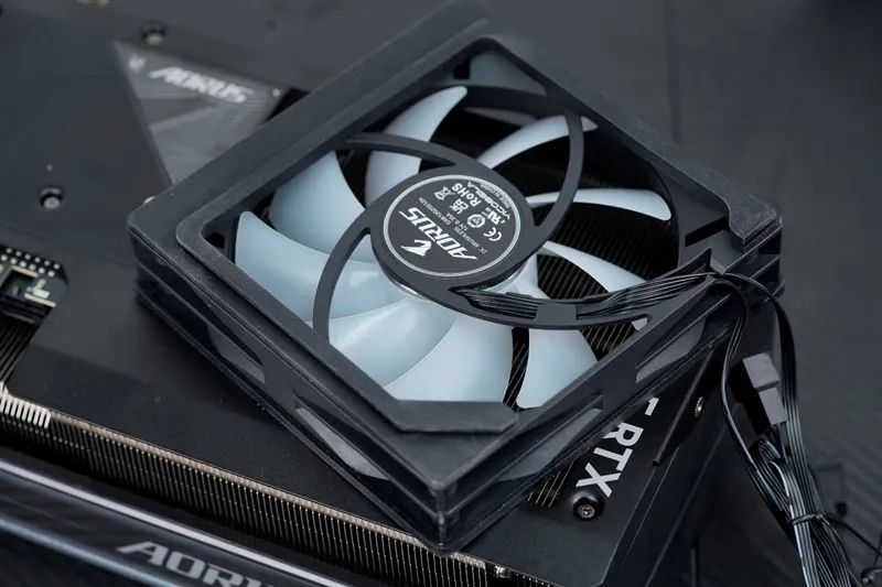 技嘉RTX 5080超级雕显卡评测：外挂风扇强化散热 四风扇烤机仅60度