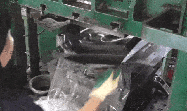 冲压成型动图.gif