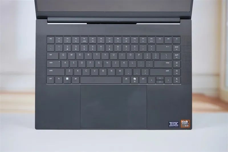 超轻薄RTX 5090游戏本体验《毁灭战士：黑暗时代》：DLSS 4轻松驾驭4K
