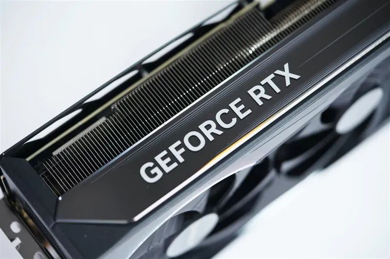 技嘉RTX 5080超级雕显卡评测：外挂风扇强化散热 四风扇烤机仅60度