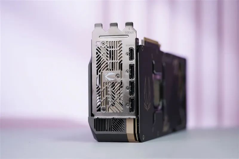 索泰RTX 5090 D v2 24GB SOLID OC显卡评测：性能依旧最强没有对手 顶级玩家的最佳选择