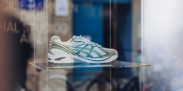 Asics业绩三连跳