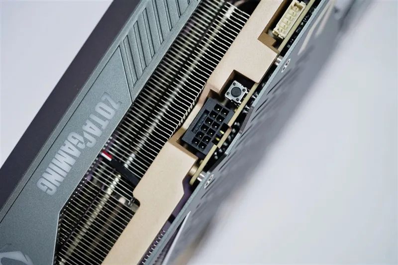索泰RTX 5090 D v2 24GB SOLID OC显卡评测：性能依旧最强没有对手 顶级玩家的最佳选择