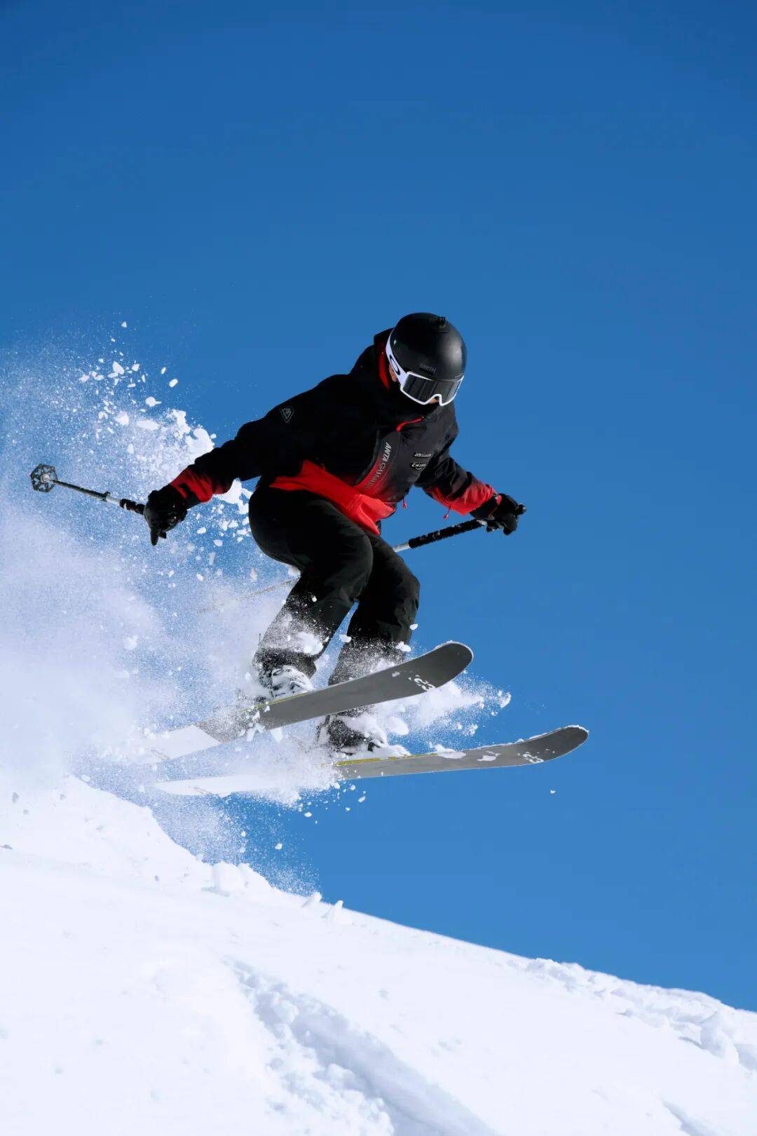 又一年雪季开板，安踏冠军打响雪服差异化突围战 