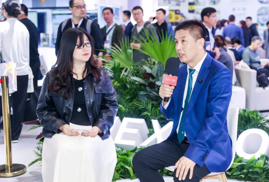 一群人在桌子前切蛋糕AI 生成的内容可能不正确。