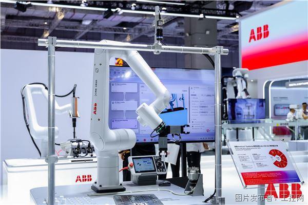 搭载OmniCore EyeMotion视觉系统的PoWa协作机器人物料搬运方案.jpg