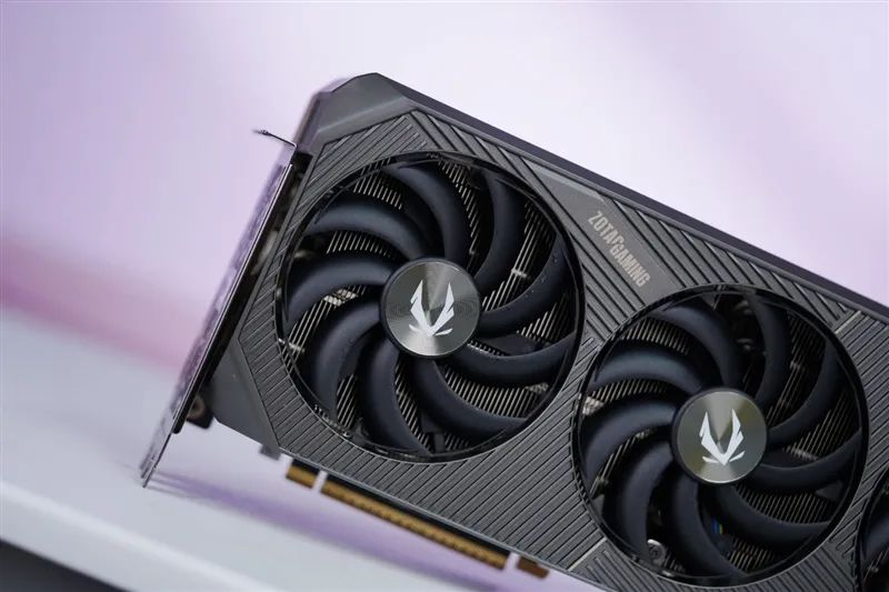 索泰RTX 5090 D v2 24GB SOLID OC显卡评测：性能依旧最强没有对手 顶级玩家的最佳选择