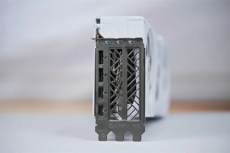 AMD RX 9070 GRE首发评测：游戏碾压RTX 5060 Ti 16GB 超频接近RTX 5070