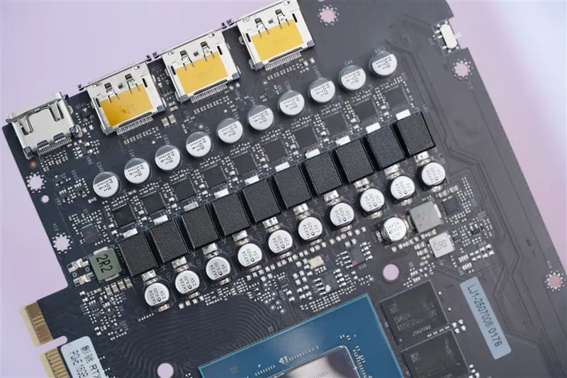竟比公版强了6%！影驰RTX 5080星曜NOX OC评测：能自由更换上盖与背板