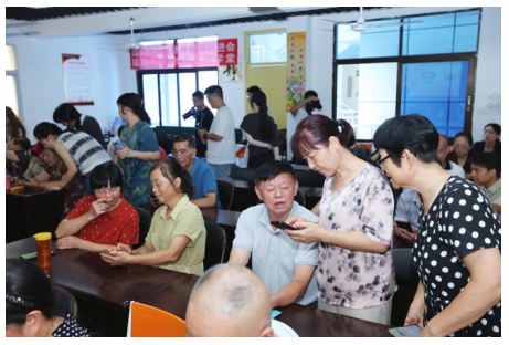 在老年课堂学AI，银龄族也能跟上AI新潮流 