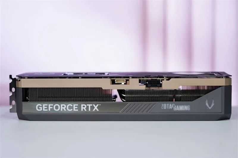 索泰RTX 5090 D v2 24GB SOLID OC显卡评测：性能依旧最强没有对手 顶级玩家的最佳选择