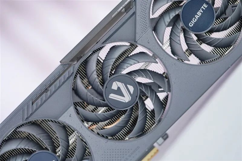 技嘉RTX 5050 GAMING OC显卡评测：升级DLSS 4技术的新版“RTX 4060” 老显卡升级多一个选择