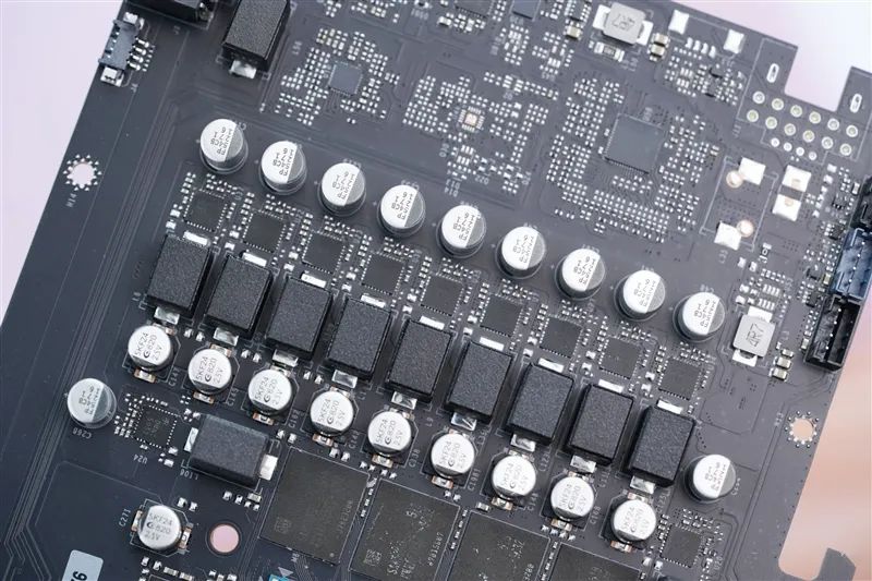 竟比公版强了6%！影驰RTX 5080星曜NOX OC评测：能自由更换上盖与背板