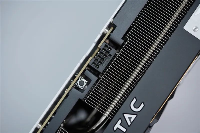 索泰RTX 5070 Ti天启显卡评测：启世之环再进化 豪华八热管旗舰级体验