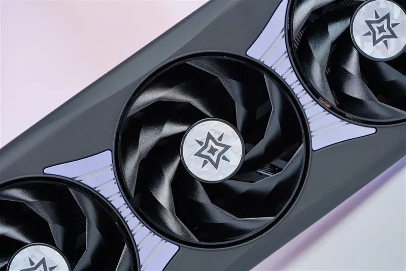 竟比公版强了6%！影驰RTX 5080星曜NOX OC评测：能自由更换上盖与背板