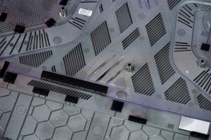 微星神影16锐龙版评测：锐龙7945 HX配合RTX 5070游戏生产力兼顾 体验同价无敌
