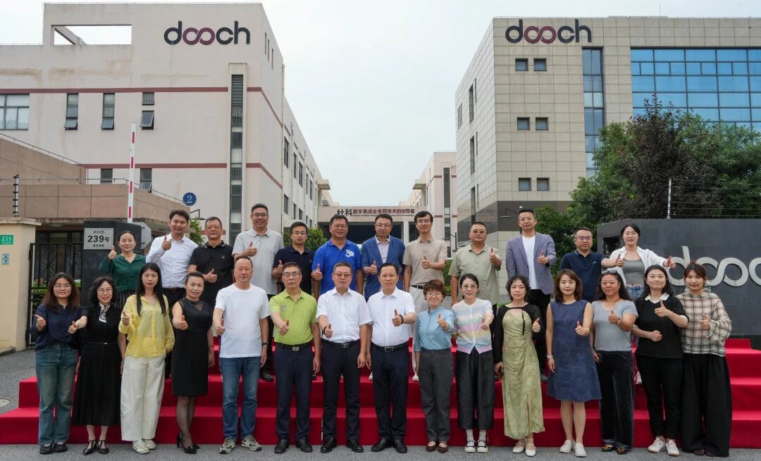 上海市吉林商会企业家代表合影留念