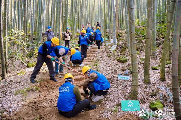 （2024年3月 赴重庆山火迹地手作步道，开展自然教育）