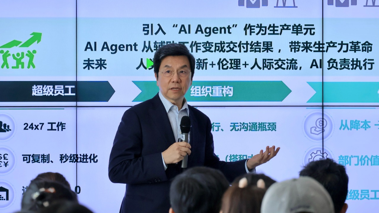 关于AI Agent落地，李开复强调了两件事：“价值交付”和“一把手工程”