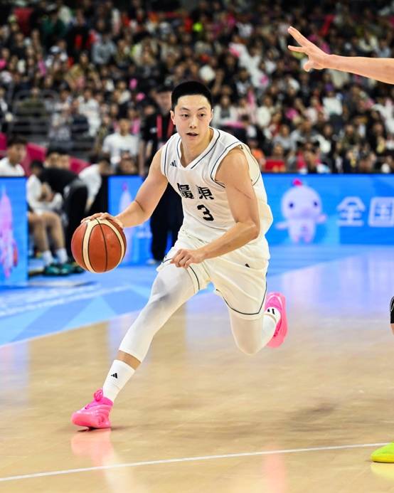 阿迪达斯正式推出队服定制业务（TEAMWEAR），为运动群体提供专业与个性化装备解决方案 