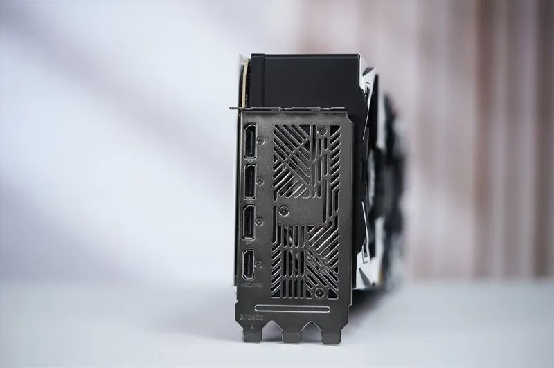 索泰RTX 5070 Ti天启显卡评测：启世之环再进化 豪华八热管旗舰级体验