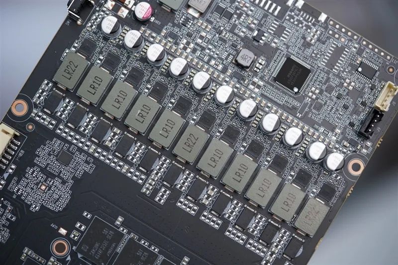 索泰RTX 5070 Ti天启显卡评测：启世之环再进化 豪华八热管旗舰级体验