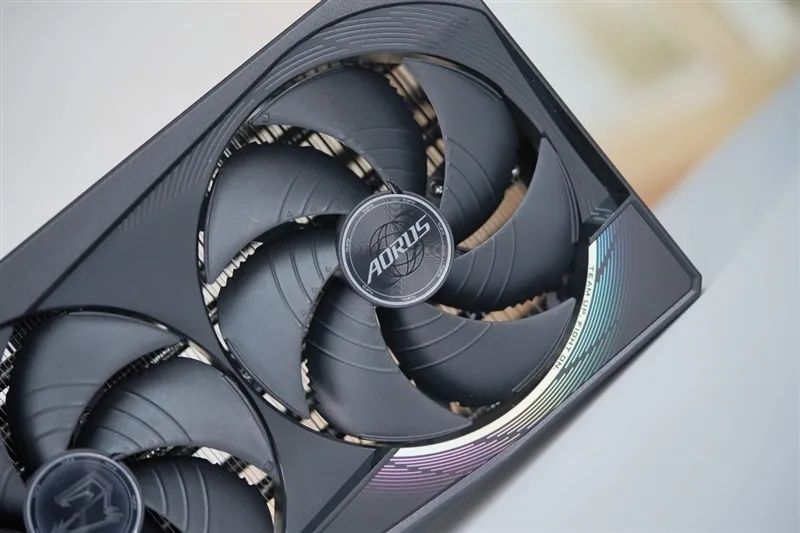 技嘉RTX 5080超级雕显卡评测：外挂风扇强化散热 四风扇烤机仅60度