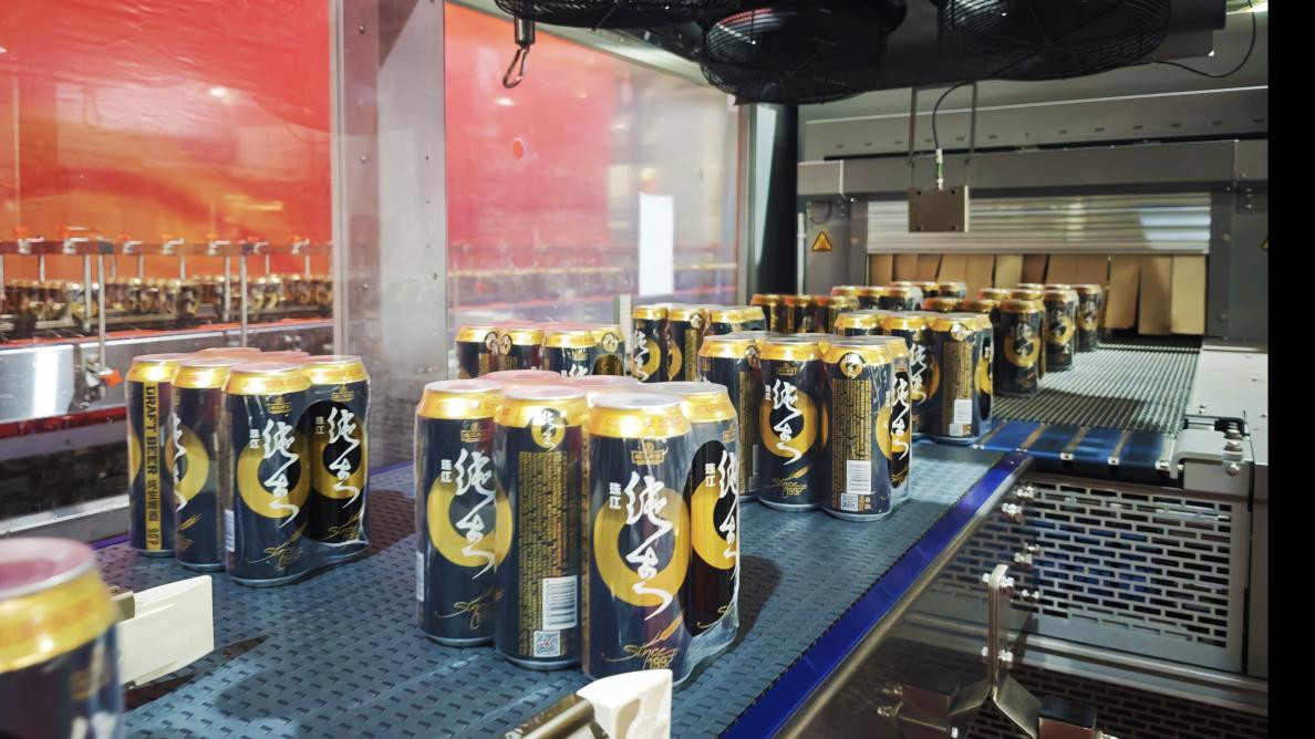 生产线高效生产罐装纯生啤酒