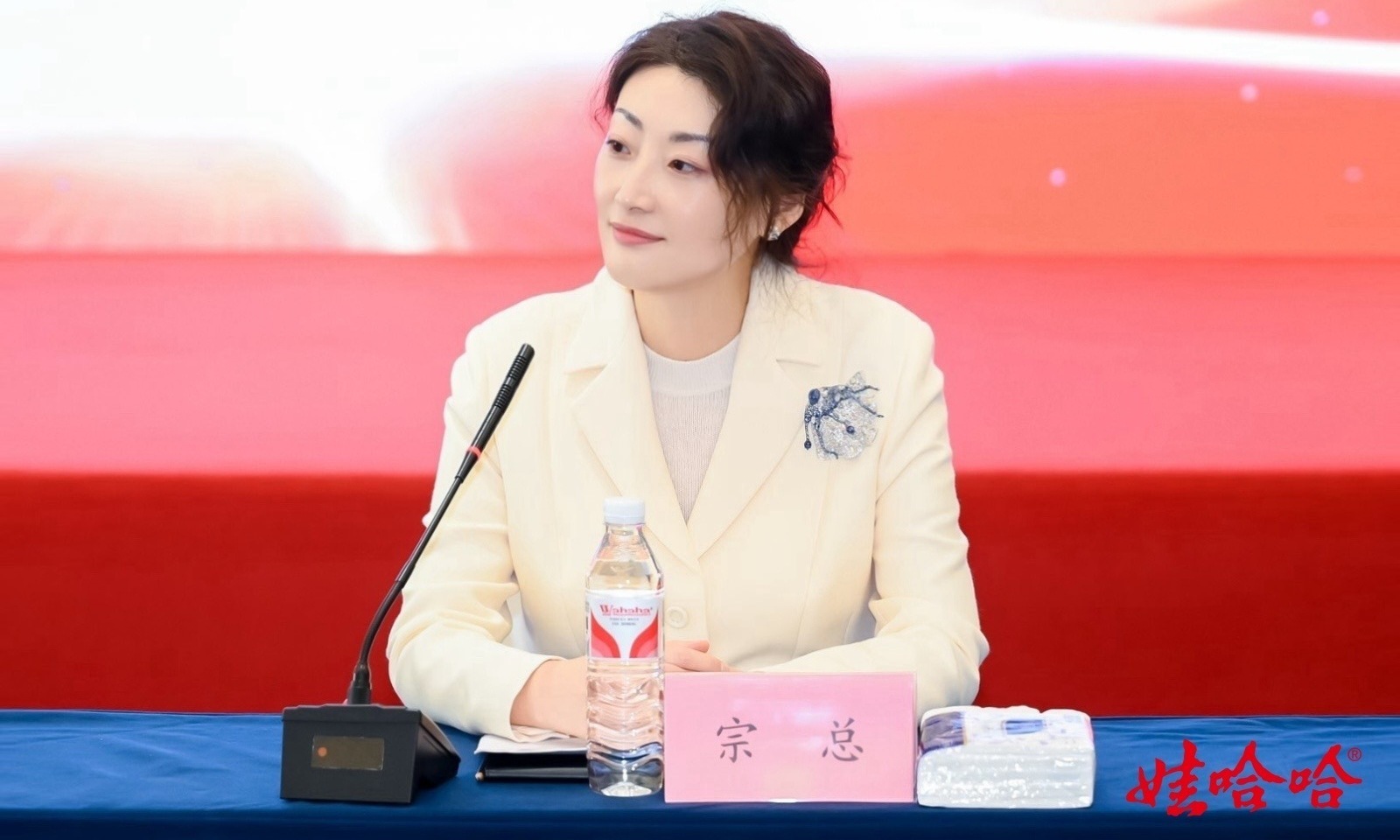 娃哈哈百亿遗产迎来大反转！宗馥莉携弟妹扫墓，真不斗了？
