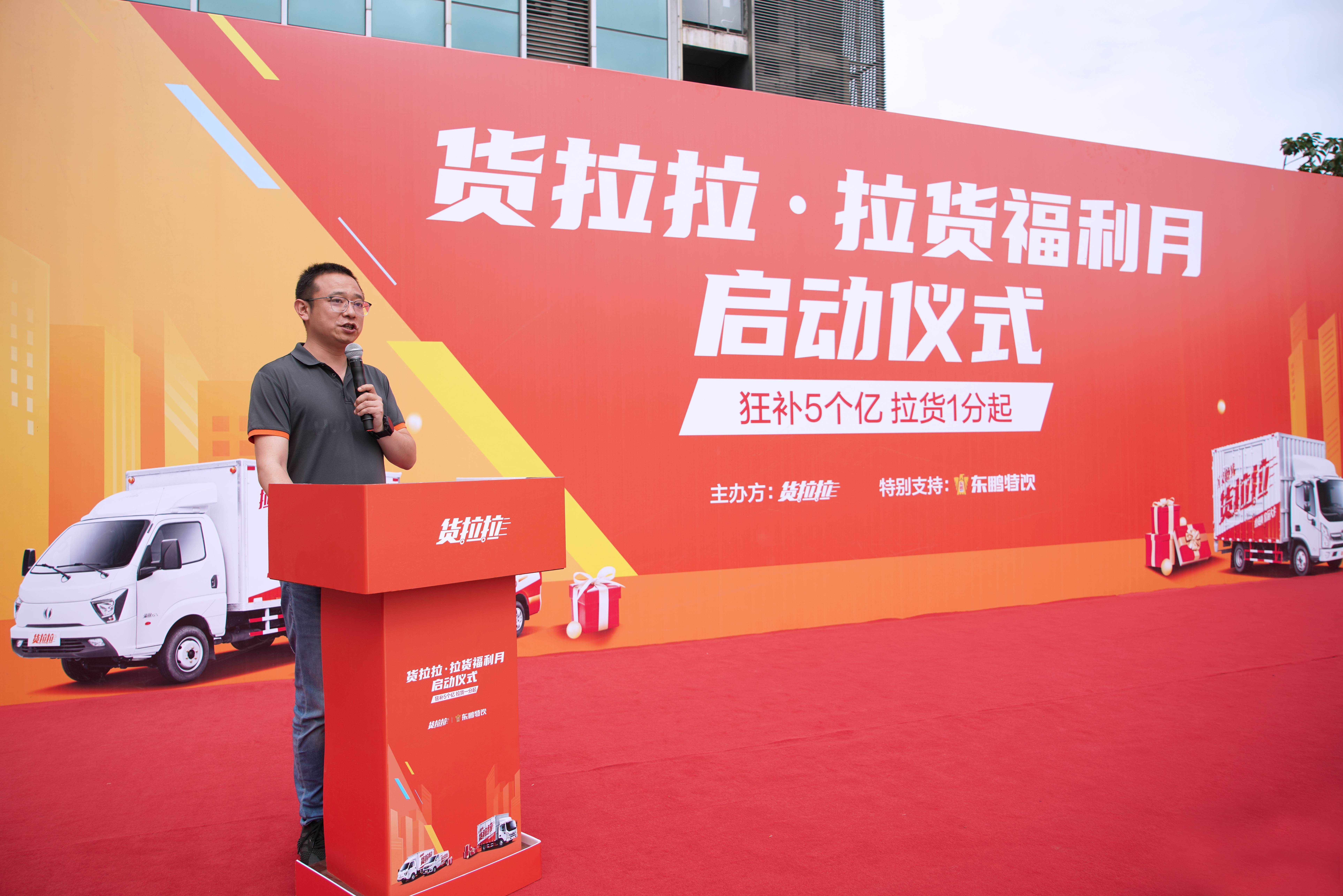 图片包含 院子, 球拍, 男人, 标志描述已自动生成