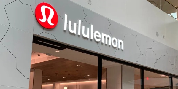 Lululemon 向创始人低头