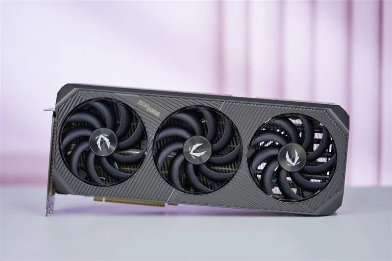 索泰RTX 5090 D v2 24GB SOLID OC显卡评测：性能依旧最强没有对手 顶级玩家的最佳选择