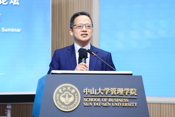 中山大学管理学院副院长李炜文教授致开幕辞