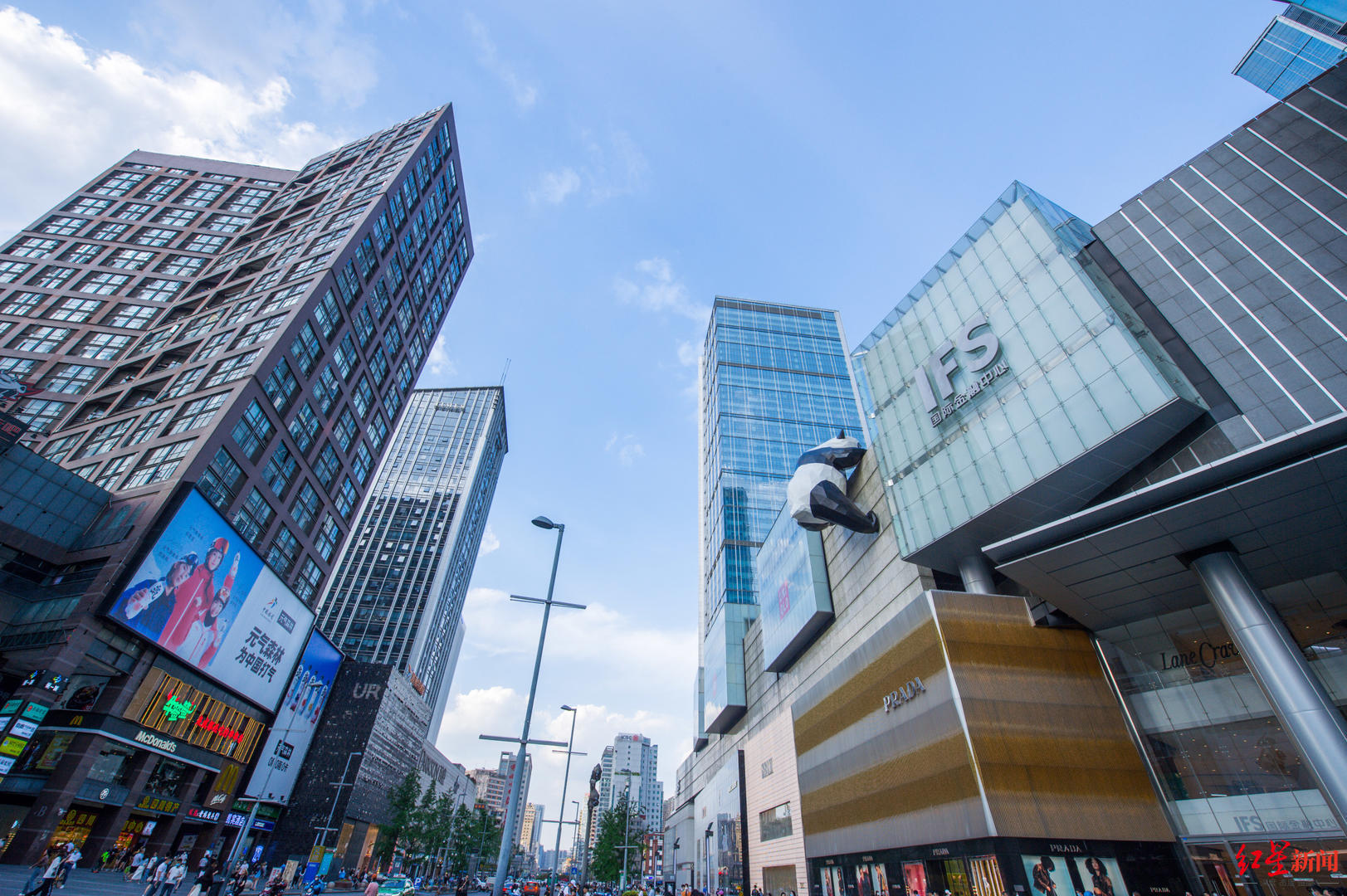 2022年7月27日，四川成都，成都IFS拥有全国唯一的熊猫爬楼景观，站在马路的一端远远就可以看到萌态可掬的大熊猫正在努力地往楼顶花园爬，憨态可掬吸引市民游客打卡。.jpg