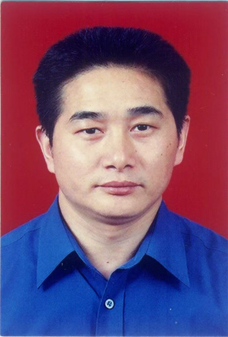 穿蓝色衬衫的男子  描述已自动生成