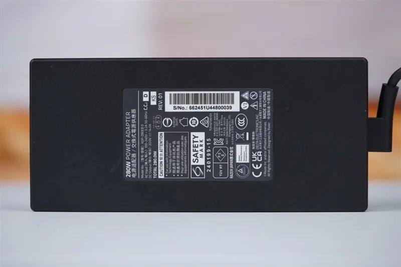 超轻薄RTX 5090游戏本体验《毁灭战士：黑暗时代》：DLSS 4轻松驾驭4K