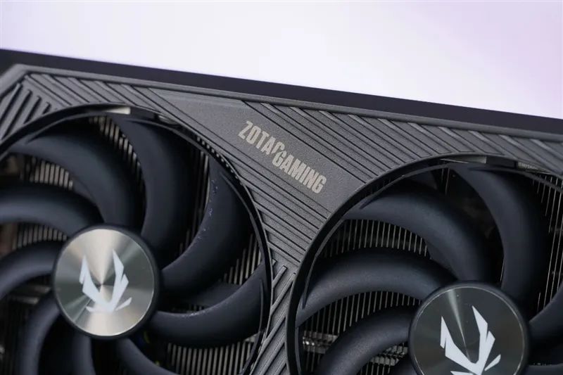 索泰RTX 5090 D v2 24GB SOLID OC显卡评测：性能依旧最强没有对手 顶级玩家的最佳选择